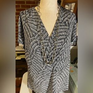 Liz & Company V-Neck Black & White Poly/knit blouse Size XL